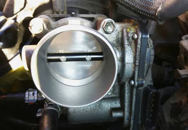 Снятие/установка/чистка дроссельной заслонки Снятие/установка/чистка дроссельной заслонки